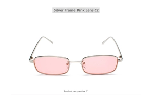 Vista detallada de gafas de sol cuadradas de metal plateado con lentes rosas