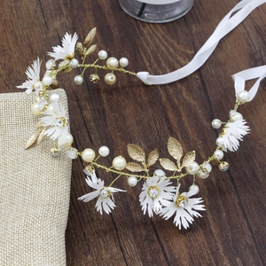 Detail of floral bridal headband with daisy crystals and pearls on gold wire