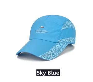 Détail de casquette de sport bleu ciel à séchage rapide avec motifs géométriques blancs
