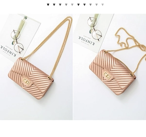 Detailed close-up of rose gold V-pattern jelly bag with gold chain strap and metal lock