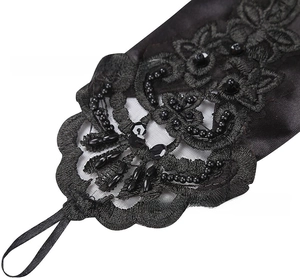 Détail de gants en dentelle noire avec broderie florale, perles et paillettes élégantes