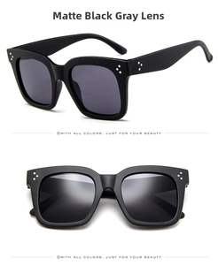 Detailansicht der mattschwarzen eckigen Sonnenbrille mit grauen Gläsern und Nieten