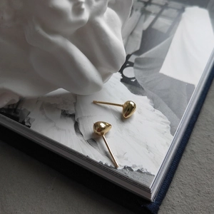 Elegant 925 sterling silver gold teardrop stud earrings with polished mirror finish