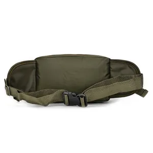 Marsupio da esterno in nylon verde scuro con tracolla regolabile su sfondo bianco