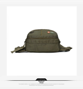 Vista del fondo del marsupio in nylon verde militare con cuciture gialle e tracolla