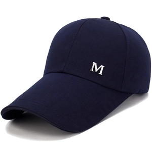 Casquette de baseball bleu foncé avec logo M en métal argenté et visière courbée sur blanc