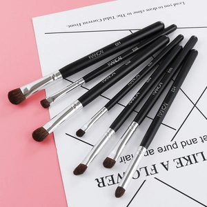 Detailansicht von 7 professionellen Augen-Make-up-Pinseln mit mattschwarzen Griffen und Silber