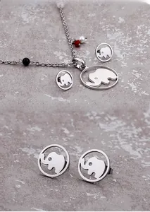 Détail du collier avec pendentif éléphant et boucles d'oreilles assorties avec perles et strass