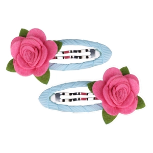 Dettaglio di fermagli in tessuto blu con rose in feltro rosa e piccole foglie verdi