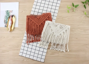 Detailansicht der Boho-Webtaschen aus Baumwolle mit Dreiecksmustern und langen Quasten