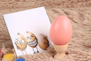 Jouet œuf de Pâques rose en bois sur socle avec carte DIY sur fond en peluche
