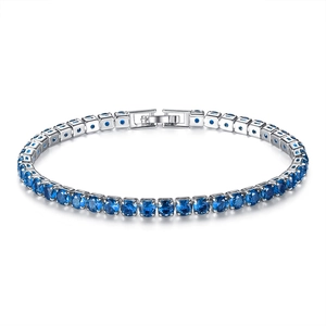 Detaillierte Makroaufnahme der S925 Silber-Schließe und der blauen Tennisarmband-Steine