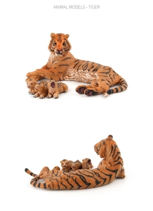 Dettaglio di un set di figurine di tigre realistiche con strisce ed effetti realistici
