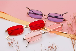 Detalle de gafas de sol vintage cuadradas con montura metálica y cristales de colores