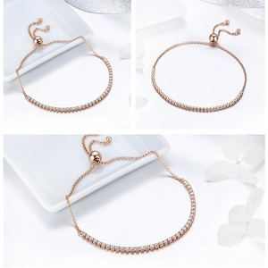 Detail eines Tennisarmbands in Roségold mit Zirkonia und verstellbarem Zugverschluss