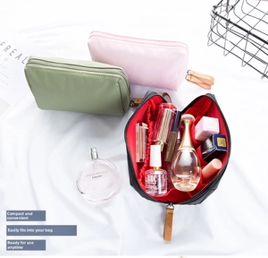 Détail du sac à maquillage avec fentes élastiques pour rouges à lèvres et doublure rouge