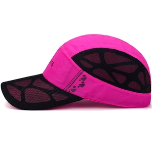 Quick-dry breathable sports baseball cap with mesh panels in pink and black