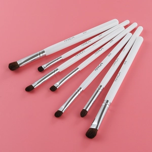 Nahaufnahme von 7-teiligem weißem Augen-Make-up-Pinsel-Set mit silbernen Zwingen und Borsten