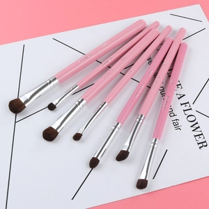 Makroaufnahme von 7-teiligem rosa Augen-Make-up-Pinsel-Set mit silbernen Zwingen und Borsten