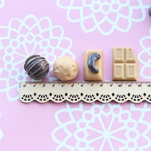 Detailed scale measurement showing 3cm size of miniature resin chocolate charms