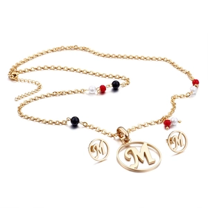 Goldenes Schmuckset aus Edelstahl mit M-Anhängern und Halskette mit bunten Perlen