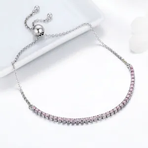 Eleganter Armreif aus 925er Sterlingsilber mit rosa Zirkonia im Rundschliff und Gleitverschluss