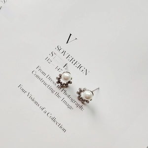 Elegant 925 silver snowflake earrings with white pearls and sparkling cubic zirconia details