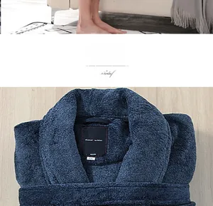 Detail von weichem marineblauem Flanell-Bademantel mit Schalkragen und XXL-Etikett