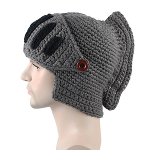 Handgestrickte römische Ritterhelm-Mütze in Dunkelgrau mit schützenden Ohrenklappen