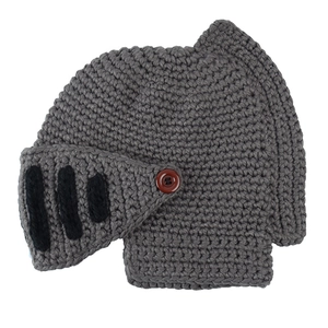 Detail der handgehäkelten Ritterhelm-Mütze mit grauer Strickstruktur und Seitenknöpfen