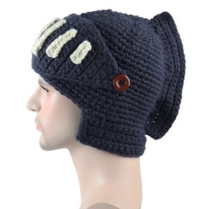 Detail der Ritterhelm-Strickmütze mit beweglichem Visier und braunen Seitenknöpfen