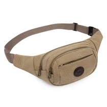 Dettaglio del marsupio in tela kaki con tre tasche con zip e cinturino in nylon regolabile