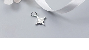 Vue macro des pendentifs étoile en argent 925 avec zircons en finitions or et argent