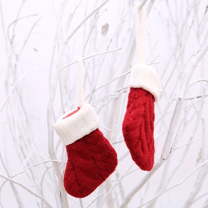 Chaussettes de Noël en tricot avec torsades suspendues sur des branches blanches