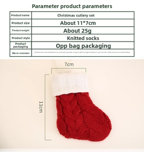 Détail du petit bas de Noël tricoté de 11x7cm utilisé comme porte-couverts