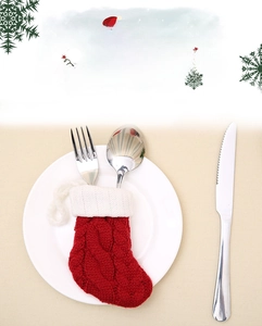Détail de mini chaussettes de Noël en maille rouge servant de porte-couverts