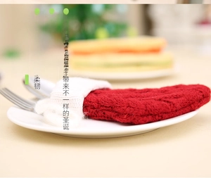 Vue détaillée d'une mini chaussette de Noël tricotée rouge et blanche porte-couverts