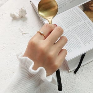Detailed close-up of a gold S925 silver ring featuring a rectangular zircon stone