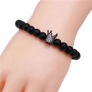 Herren Armband aus 8mm matten schwarzen Steinperlen mit Zirkonia Krone am Handgelenk