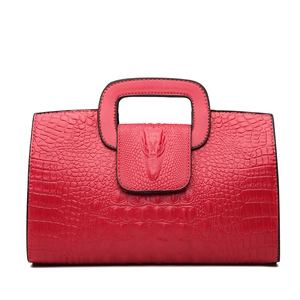 Bolso rojo con relieve de cocodrilo, asa cuadrada y detalle de cabeza de cocodrilo