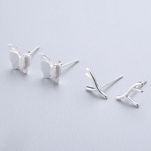 Eleganti orecchini a lobo in argento 925 con design a farfalla e corna di cervo, finitura lucida