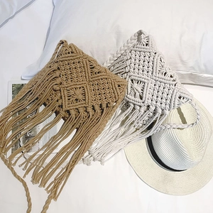 Gros plan de sacs bandoulière bohèmes en corde de coton avec pompons et motifs en losange