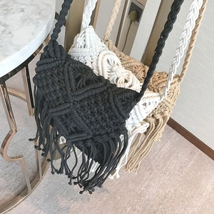 Détail d'un sac bohème en macramé avec franges et motifs tressés en corde de coton