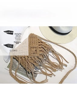 Détail du sac tissé en corde de coton kaki avec franges montrant les dimensions réelles