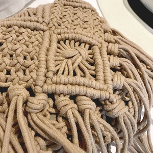 Sac bandoulière bohémien fait main en corde de coton avec pompons et motifs tissés