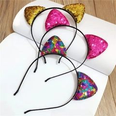 Dettaglio di cerchietti con orecchie di gatto in paillettes oro, rosa e arcobaleno