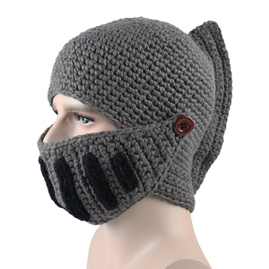 Graue gestrickte Ritterhelm-Mütze für den Winter mit Gesichtsschutz und Seitenknopf