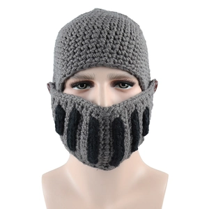 Graue gestrickte Rittermütze im Gladiator-Stil mit Gesichtsschutz für den Winter