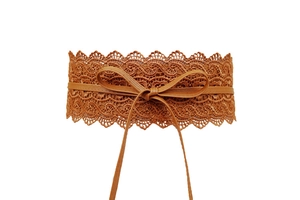 Nahaufnahme brauner Spitzen-Korsettgürtel mit Vintage-Blumenmuster und Schleifendetail