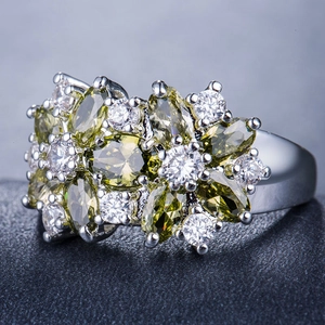 Macro di anello in argento con gemme marquise verde oliva e pietre bianche lucide